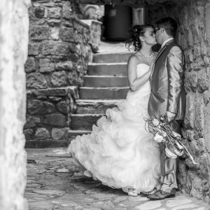 Baiser des mariés pendant la séance de couple