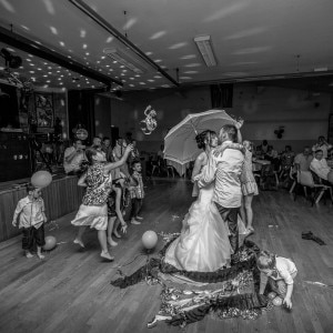 Danse des mariés au parapluie