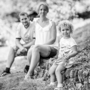 Photographie d'une famille en auvergne avec leur enfant