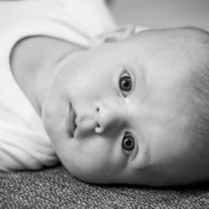 Photographie d'un beau bébé couché.