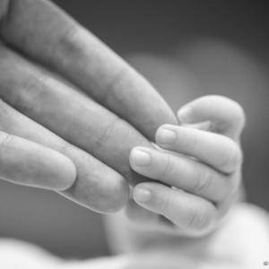 Photographie d'un parent prenant la main de son enfant