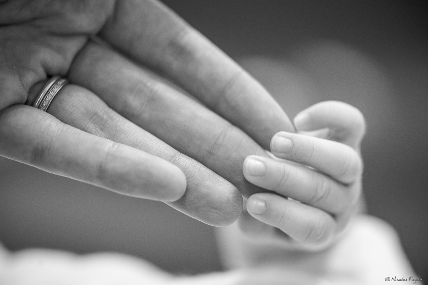 Photographie mains d&rsquo;un parent et de son enfant