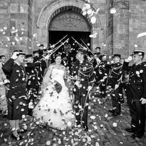 Sortie de l'église des mariés militaires