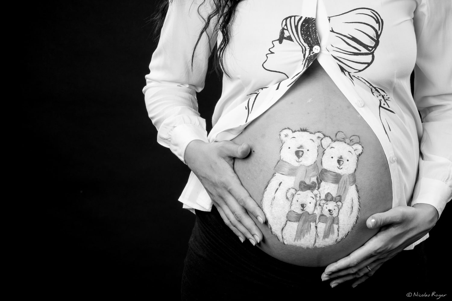 Photographie d&rsquo;une femme enceinte avec belly painting