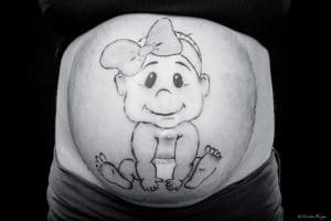 Photographie de grossesse à la peinture.