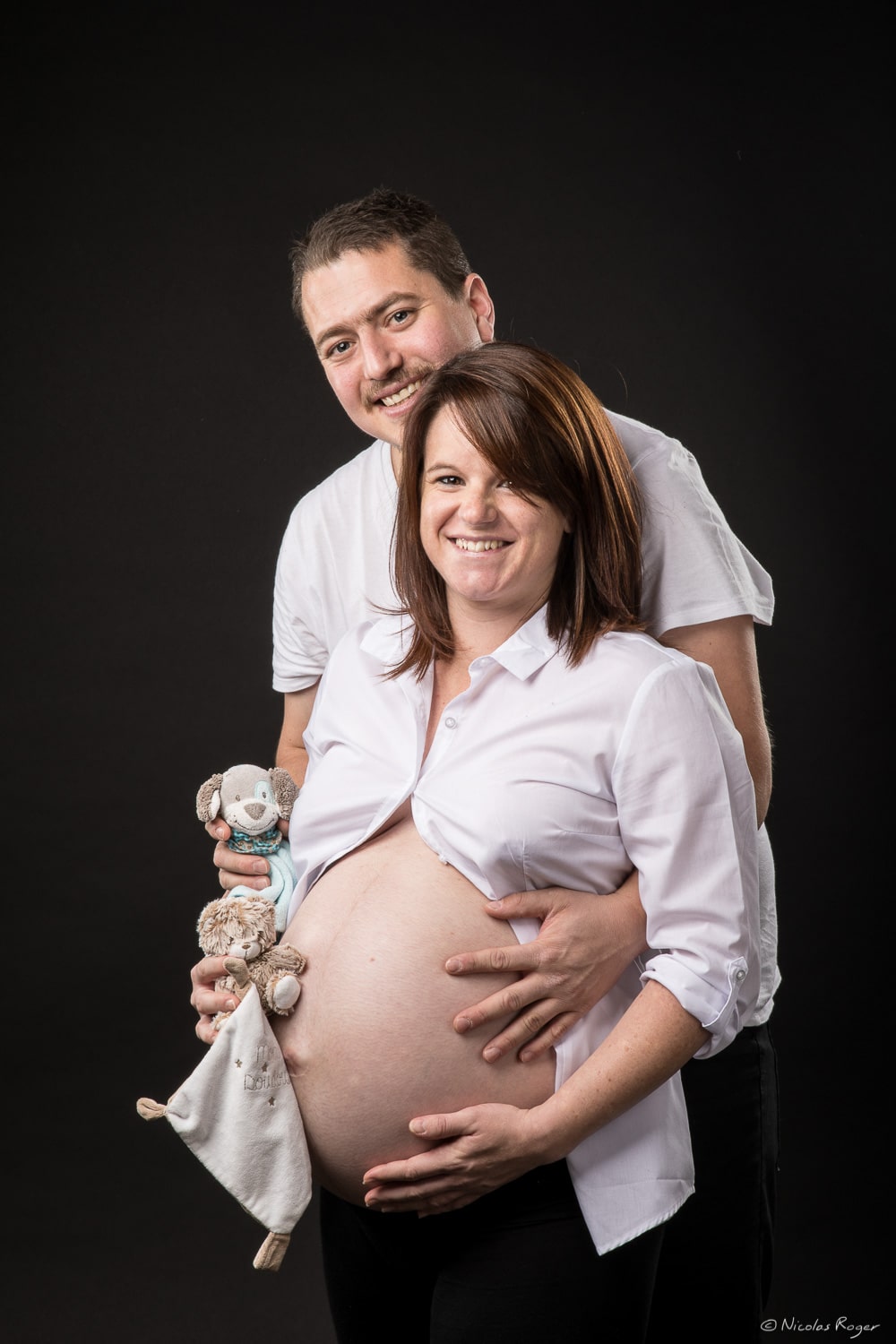 Photographie d&rsquo;un couple heureux qui attende leur futur enfant