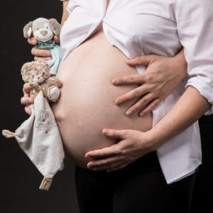 Le couple et les doudous attendent le futur enfant