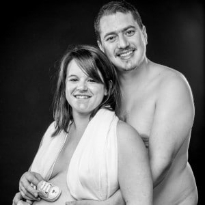 Photographie d'un couple attendant leur futur enfant avec ses chausson.