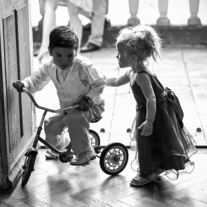 Photographie de jeux d'enfants pendants un mariage