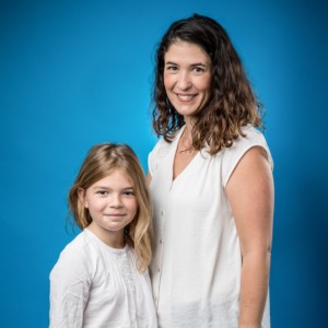 Photographie d'une complicité entre une mère et sa fille.