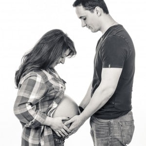Photographie de grossesse avec le couple face à face.
