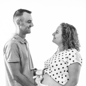 Photographie d'un couple en face à face attendant leur nouveau né.
