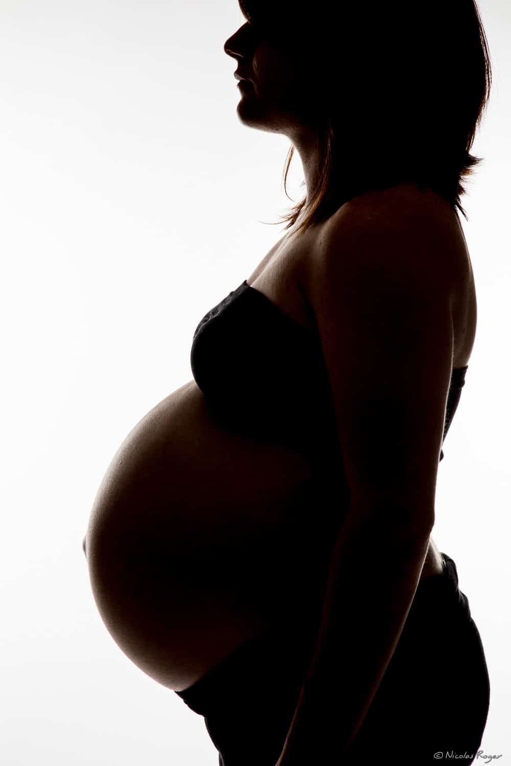 Photographie d&rsquo;une femme enceinte de profil