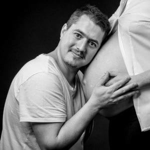 Portrait d'un homme qui a la tête posé sur le ventre de sa femme.