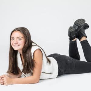 Photographie d'une jeune femme sur fond blanc.