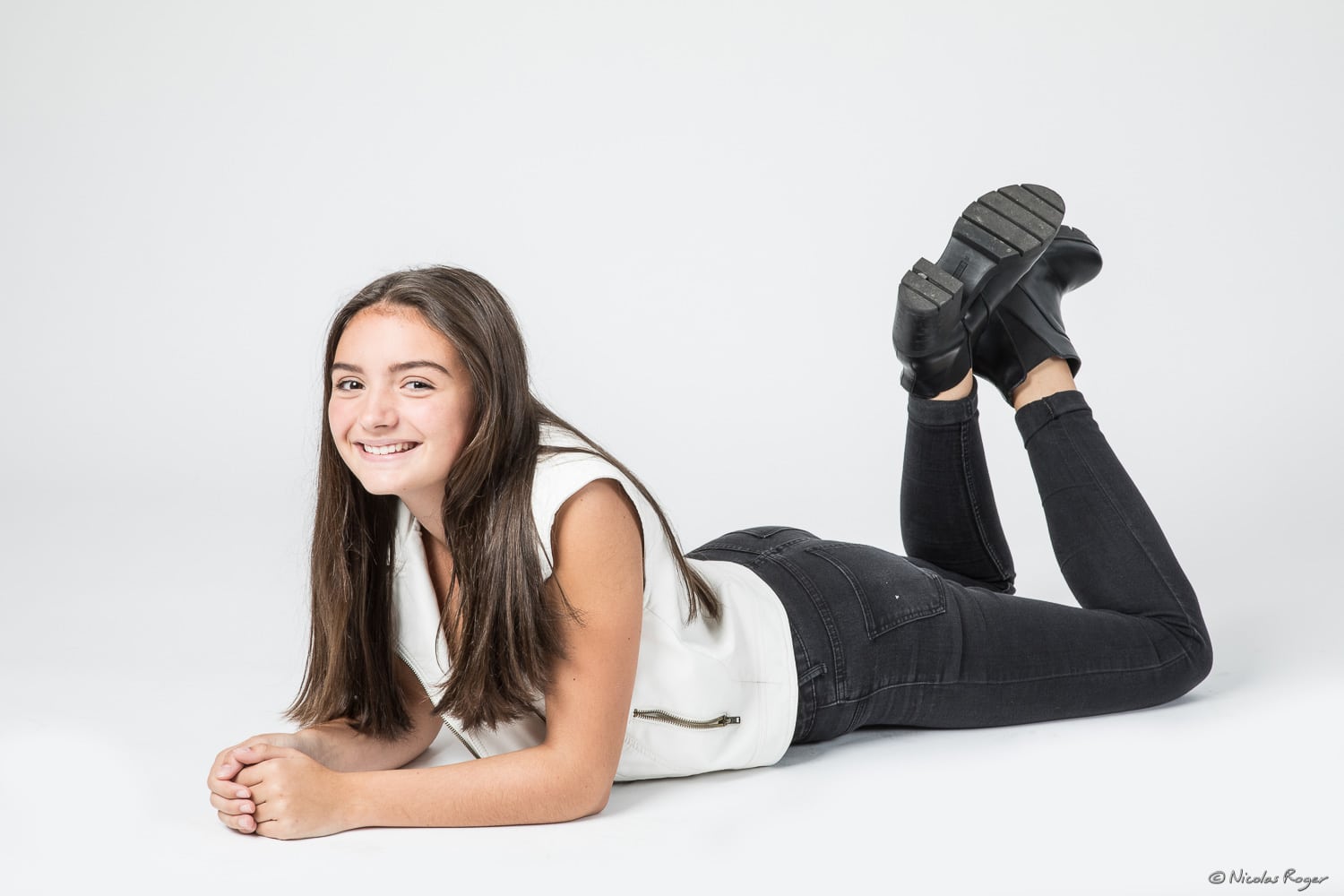 Photographie d&rsquo;une jeune femme sur fond blanc.