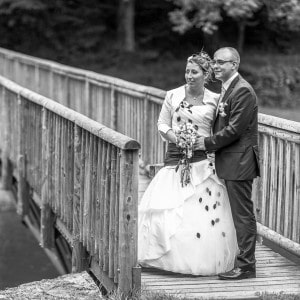 Les mariés à l'entrée du pont