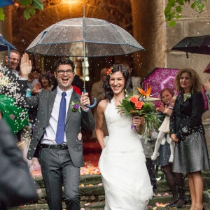 Photographie d'une sortie de l'église sous la pluie