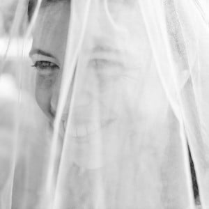 Sourire de la mariée : photographe de mariage en Auvergne