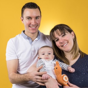 Photographie de jeune parents et leur nouveau né.