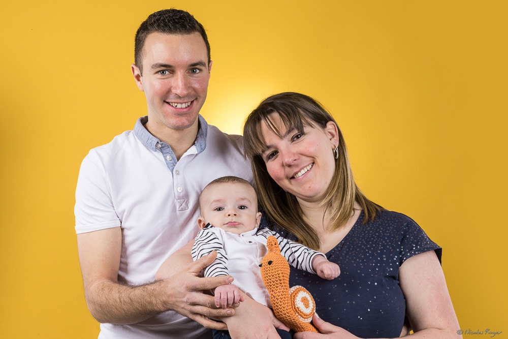 Photographie de jeune parents et leur nouveau né.