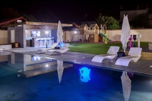 Le calme chaleureux d'une piscine extérieure dans la nuitée.
