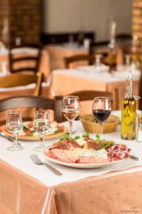 Photographie de présentations d'assiettes dans un restaurant.