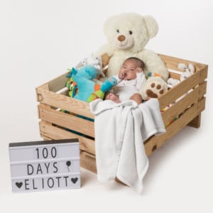 Photographie d'un bébé de 100 jours.