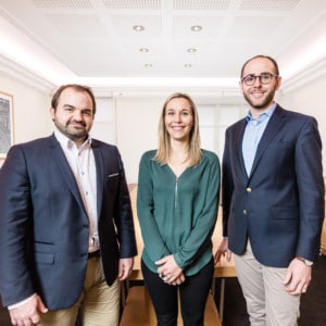 Photographie corporate de trois personnes en Auvergne.