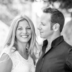 Photographie d'un couple en noir et blanc.