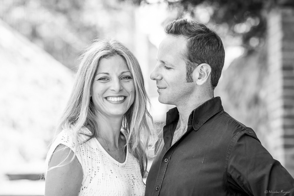 Photographie d&rsquo;un couple en noir et blanc.