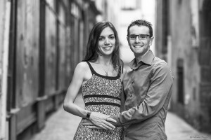 Cliché en noir et blanc d'un couple en extérieur