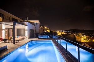 Piscine et maison de nuit photographiée par un photographe professionnel