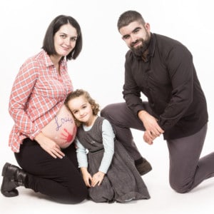 Photographie d'une famille avec leur futur enfant