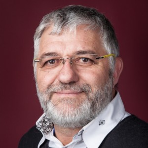 Portrait d'un homme dans un studio photo.