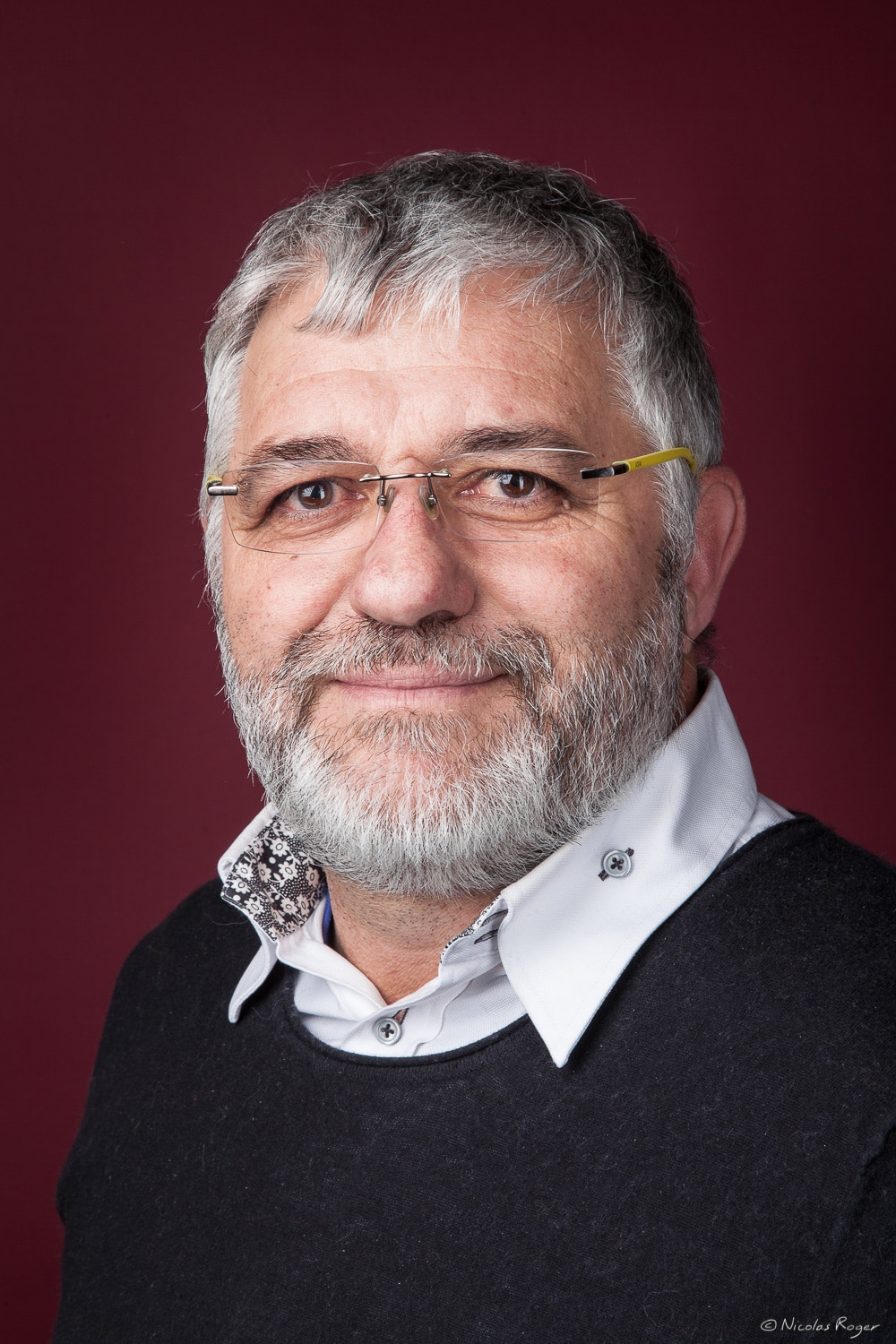 Portrait d&rsquo;un homme dans un studio photo.