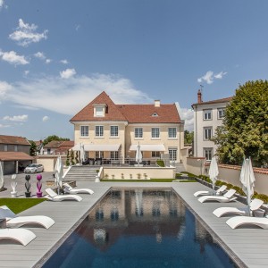 Photographie d'architecture d'une maison avec piscine.