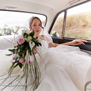 Photographie de la mariée dans la voiture