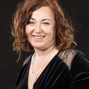 Portrait d'une femme dans un studio photo.