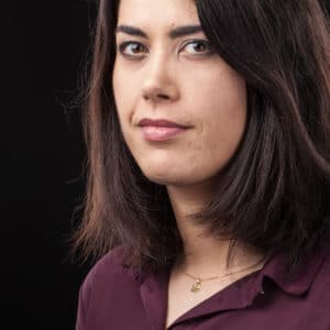 Portrait d'une femme dans un studio photo.