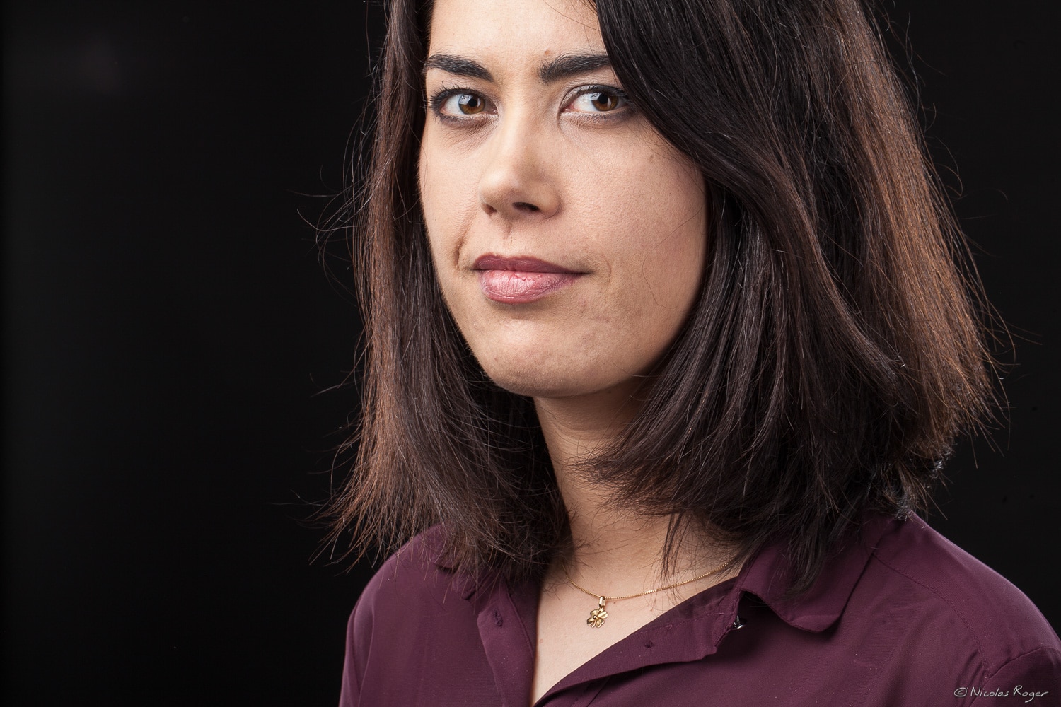 Portrait d&rsquo;une femme dans un studio photo.