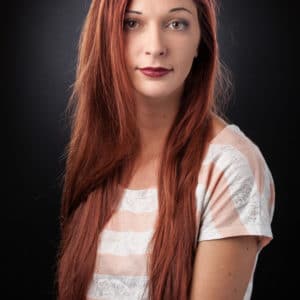 Photographie d'une jeune femme au long cheveux.