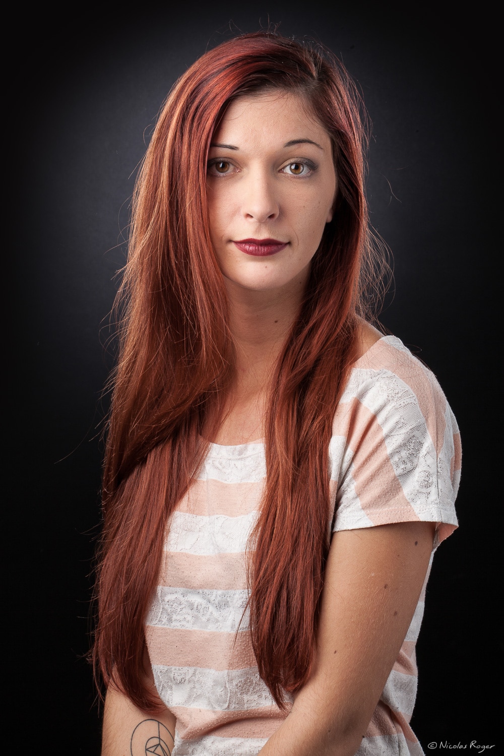 Photographie d&rsquo;une jeune femme au long cheveux.