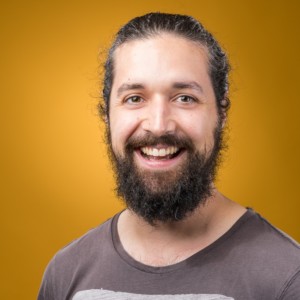 Photographie d'un homme dans un studio photo.