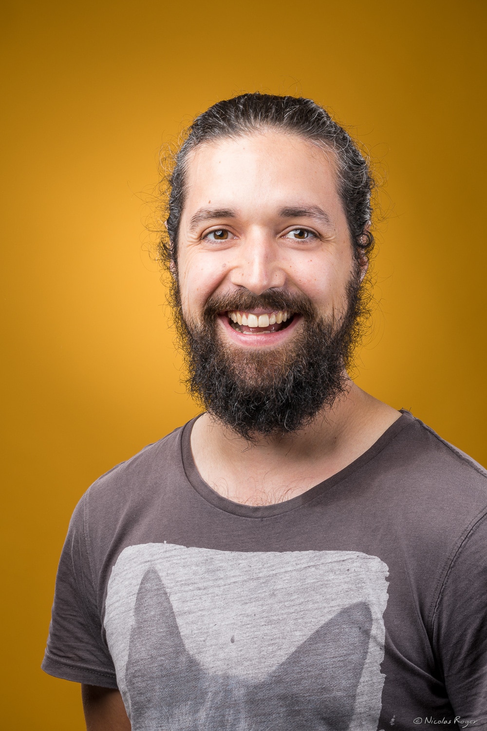 Photographie d&rsquo;un homme dans un studio photo.