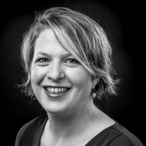 Portrait professionnel noir et blanc femme.