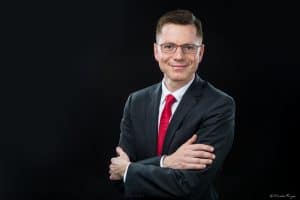 Portrait professionnel en couleurs sur fond noir