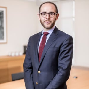 Portrait professionnel d'homme dans un bureau.