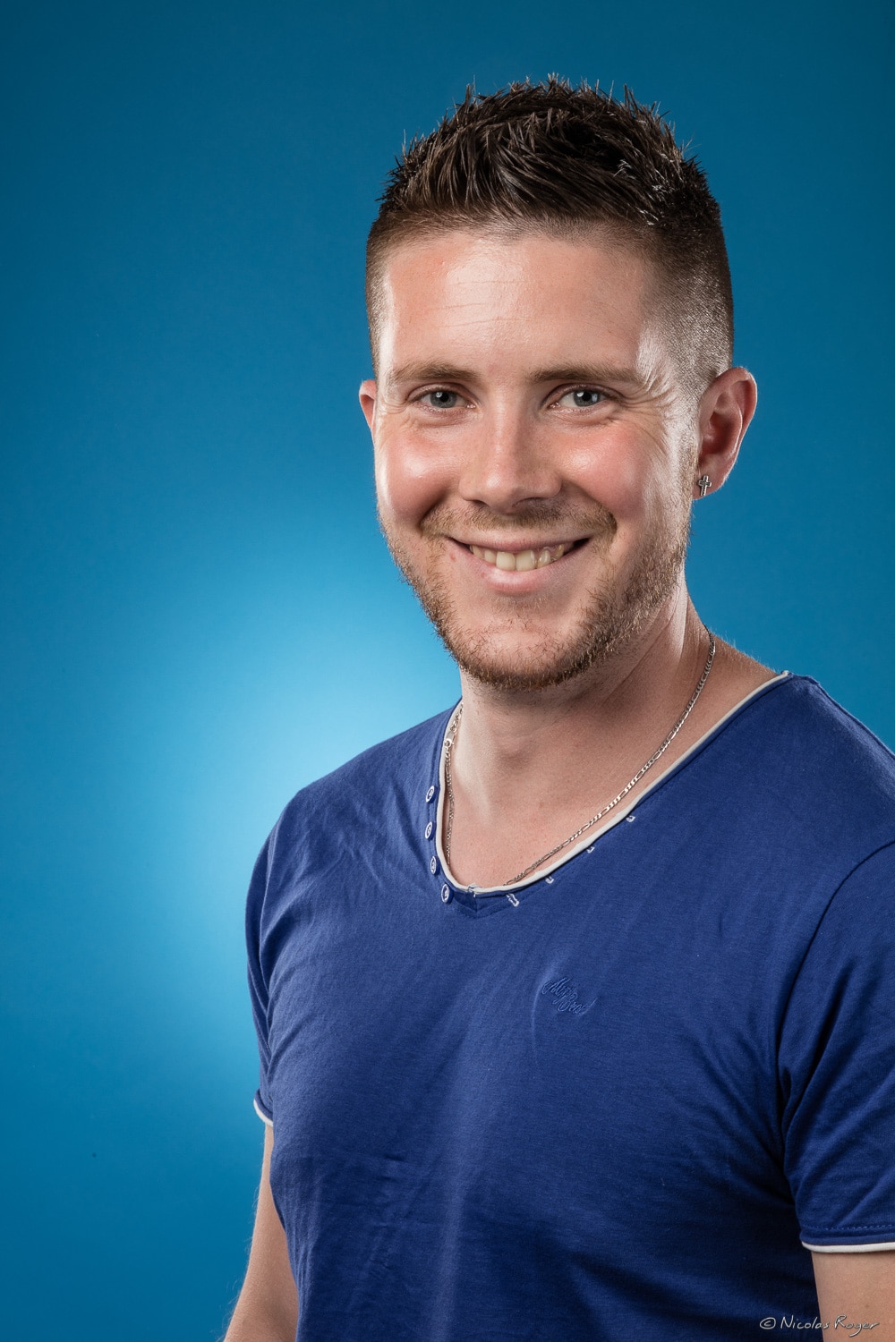 Photographie d&rsquo;un jeune homme en studio photo.