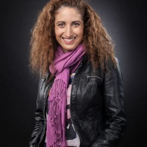 Portrait d'une femme dans un studio sur fond noir.